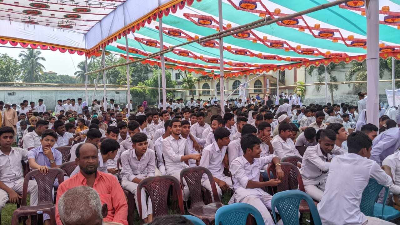 ধামরাইয়ে আব্বাস আলী উচ্চ বিদ্যালয় মাঠের মতবিনিময় সভায় শিক্ষার্থীরা। ছবি : কালবেলা