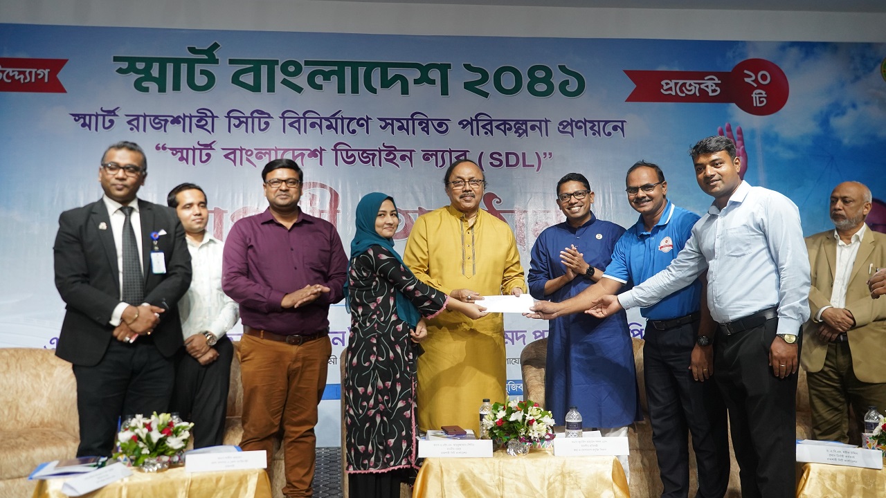 মেয়রের উপস্থিতিতে কাশমেরি গোলাপ বন্যার হাতে অফার লেটার তুলে দিচ্ছেন প্রাণ-আরএফএল গ্রুপের বরেন্দ্র ইন্ডাস্ট্রিয়াল পার্কের কর্মকর্তারা। ছবি : কালবেলা