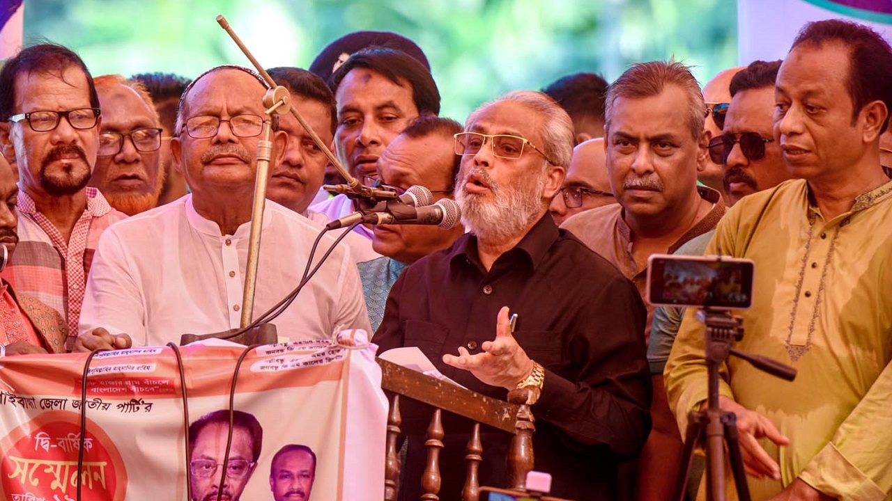 গাইবান্ধা জেলা জাতীয় পার্টির সম্মেলনে বক্তব্য দিচ্ছেন দলের চেয়ারম্যান জি এম কাদের। ছবি : কালবেলা
