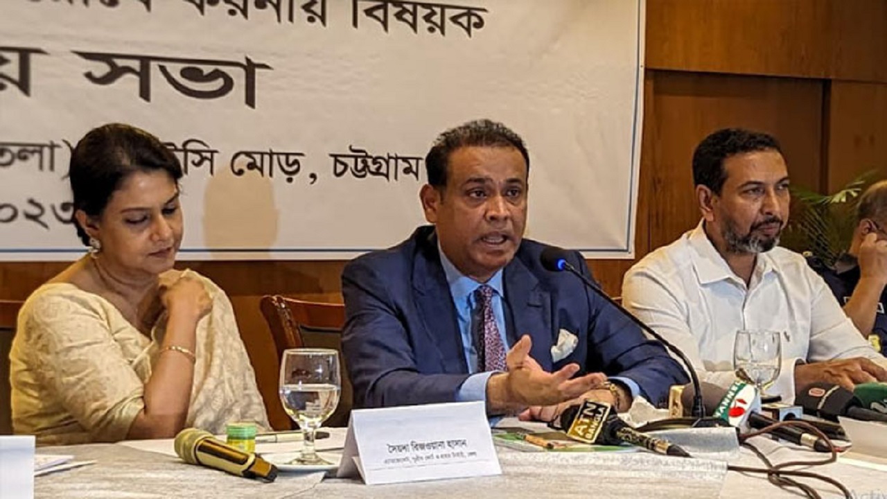 চট্টগ্রামের পাহাড় কাটা বিপর্যয় রোধে করণীয় শীর্ষক মতবিনিময় সভায় ভূমিমন্ত্রী সাইফুজ্জামান চৌধুরী জাবেদ। ছবি : সংগৃহীত