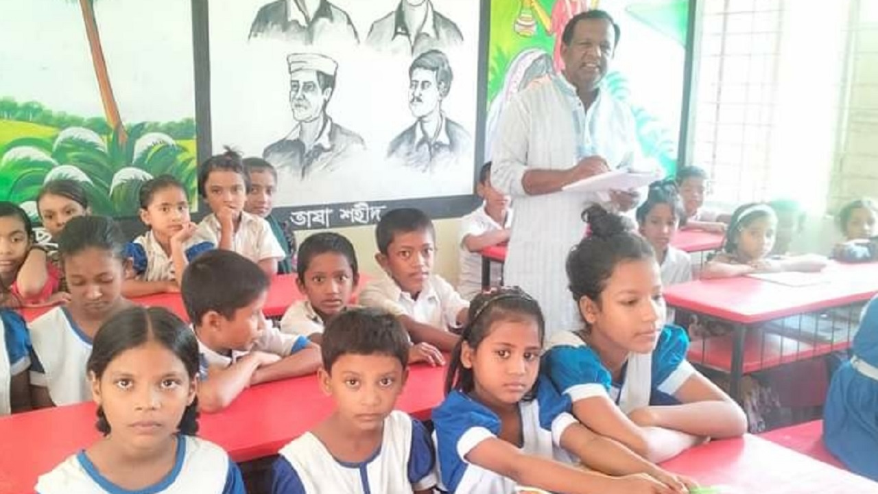 শ্রেণিকক্ষে পাঠদান করছেন ইউপি চেয়ারম্যান জাকির আলম ভূঞা। ছবি : কালবেলা