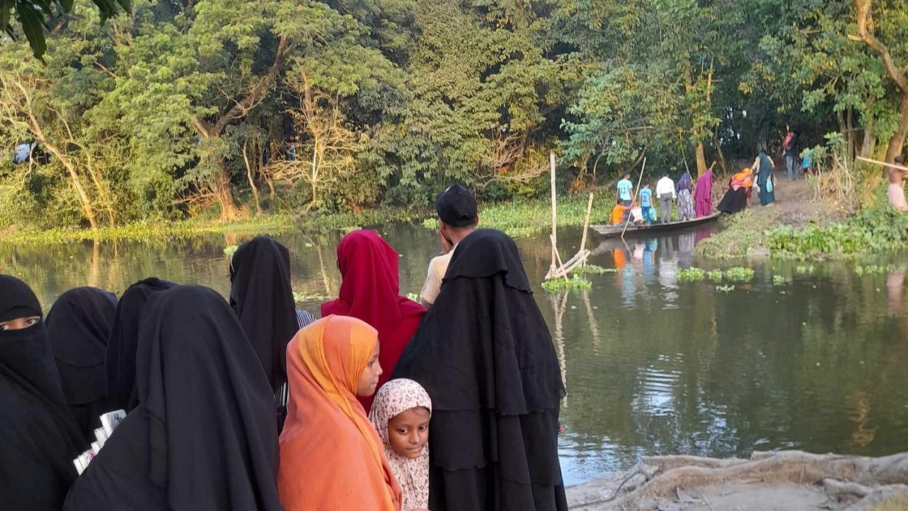 জীবনের ঝুঁকি নিয়ে ডিঙ্গি নৌকায় পারাপার হচ্ছেন কেন্দুয়া এলাকাবাসী। ছবি : কালবেলা