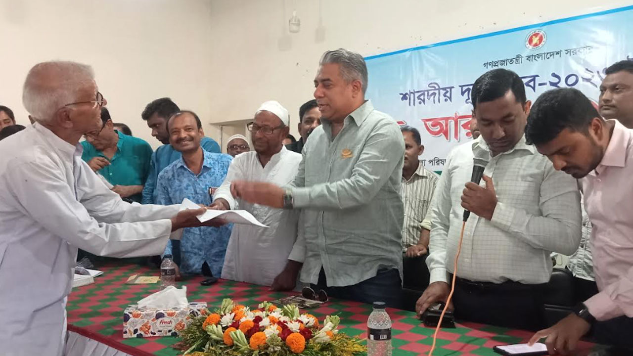 রংপুরের মিঠাপুকুরে শারদীয় দুর্গাপূজা উপলক্ষে পূজা মণ্ডপে চাল বিতরণ অনুষ্ঠানে নগদ টাকা বিতরণ করছেন মিঠাপুকুর উপজেলা আওয়ামী লীগের যুগ্ম আহ্বায়ক রাশেক রহমান। ছবি : কালবেলা