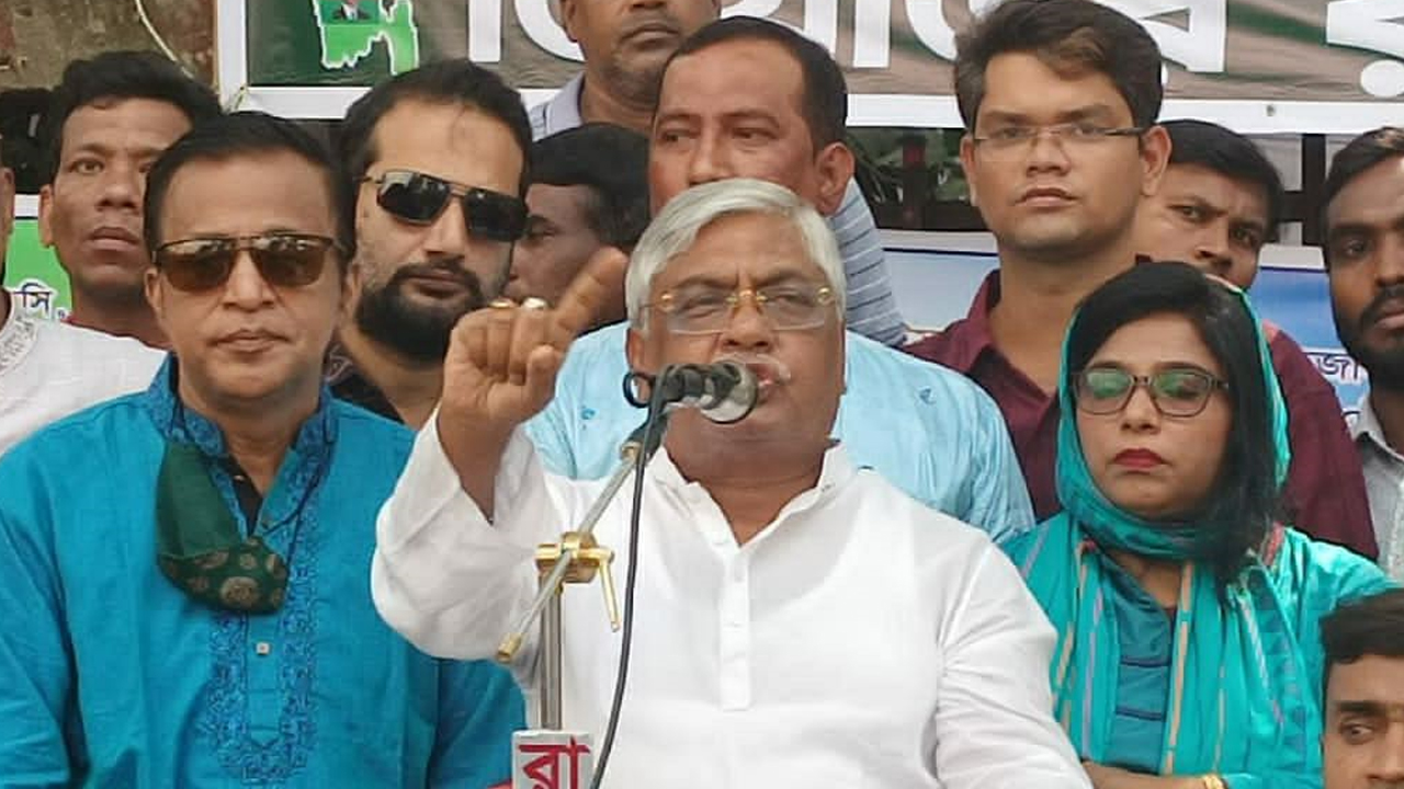 জাতীয় প্রেস ক্লাবের সামনে অবস্থান কর্মসূচিতে বক্তব্য দেন বিএনপির ভাইস চেয়ারম্যান বরকত উল্লাহ বুলু। ছবি : কালবেলা