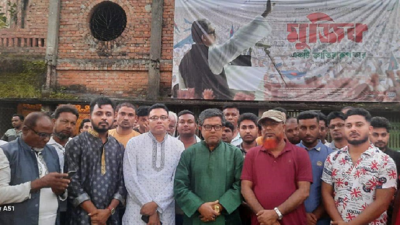 ‘মুজিব : একটি জাতির রূপকার’ সিনেমাটি দেখার পর সাংবাদিকদের সঙ্গে কথা বলেন সাতক্ষীরা-৪ আসনের সংসদ সদস্য এস এম জগলুল হায়দার। ছবি : কালবেলা