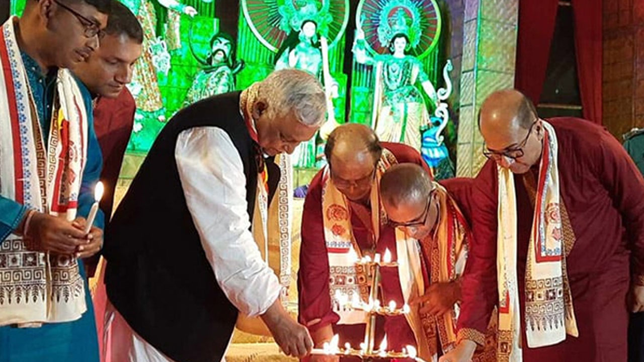 খামারবাড়িতে শারদীয় দুর্গোৎসব উদ্বোধনী অনুষ্ঠানে স্বরাষ্ট্রমন্ত্রী আসাদুজ্জামান খাঁন কামাল।