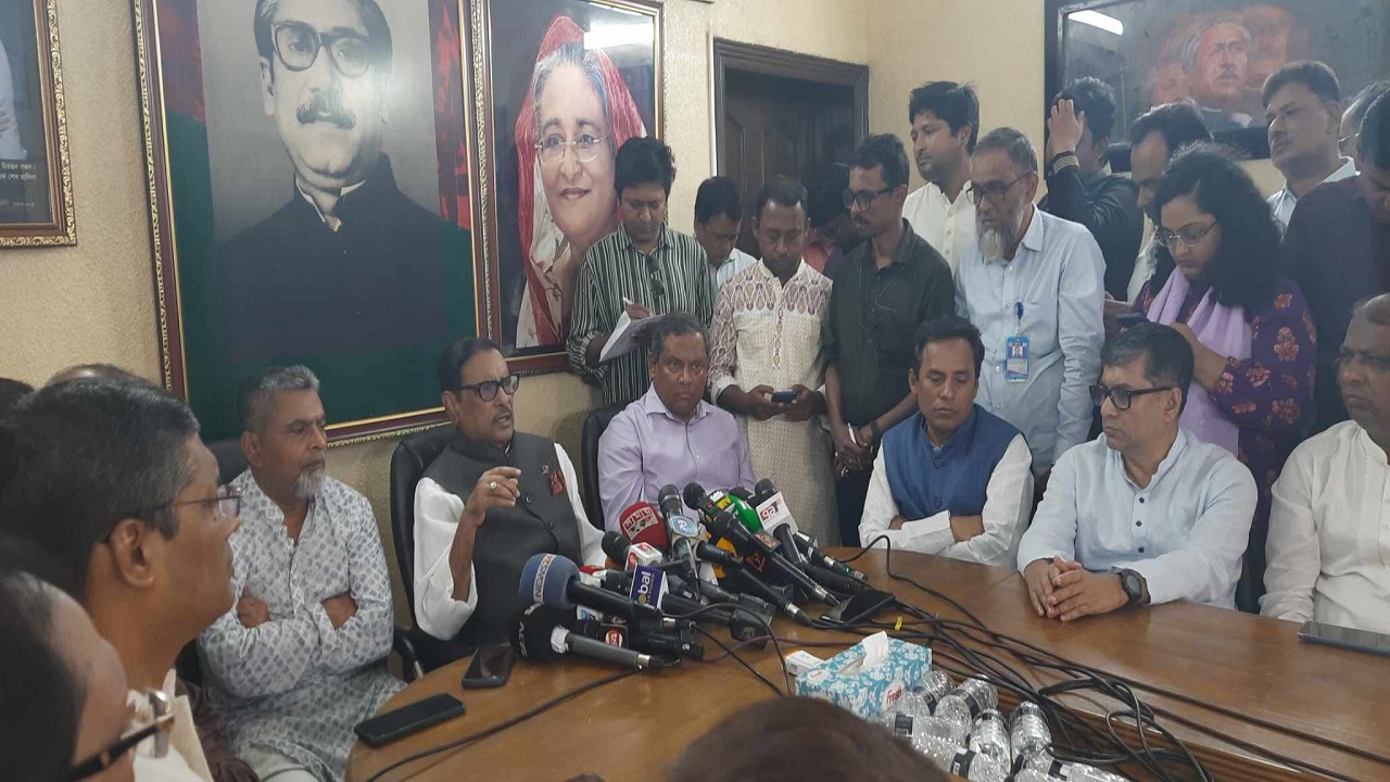 ধানমন্ডিস্থ রাজনৈতিক কার্যালয়ে পূজা উদযাপন পরিষদের নেতৃবৃন্দের সঙ্গে বৈঠকে ওবায়দুল কাদের। ছবি : কালবেলা