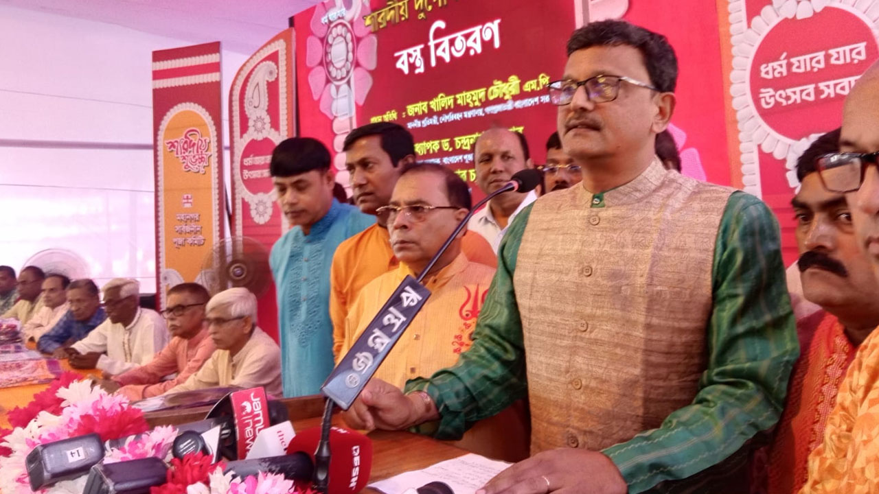 ঢাকায় লালবাগের ঢাকেশ্বরী মন্দিরে নৌপরিবহন প্রতিমন্ত্রী খালিদ মাহমুদ চৌধুরী।