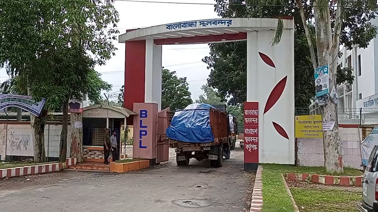 বাংলাবান্ধা স্থলবন্দর। ছবি : কালবেলা