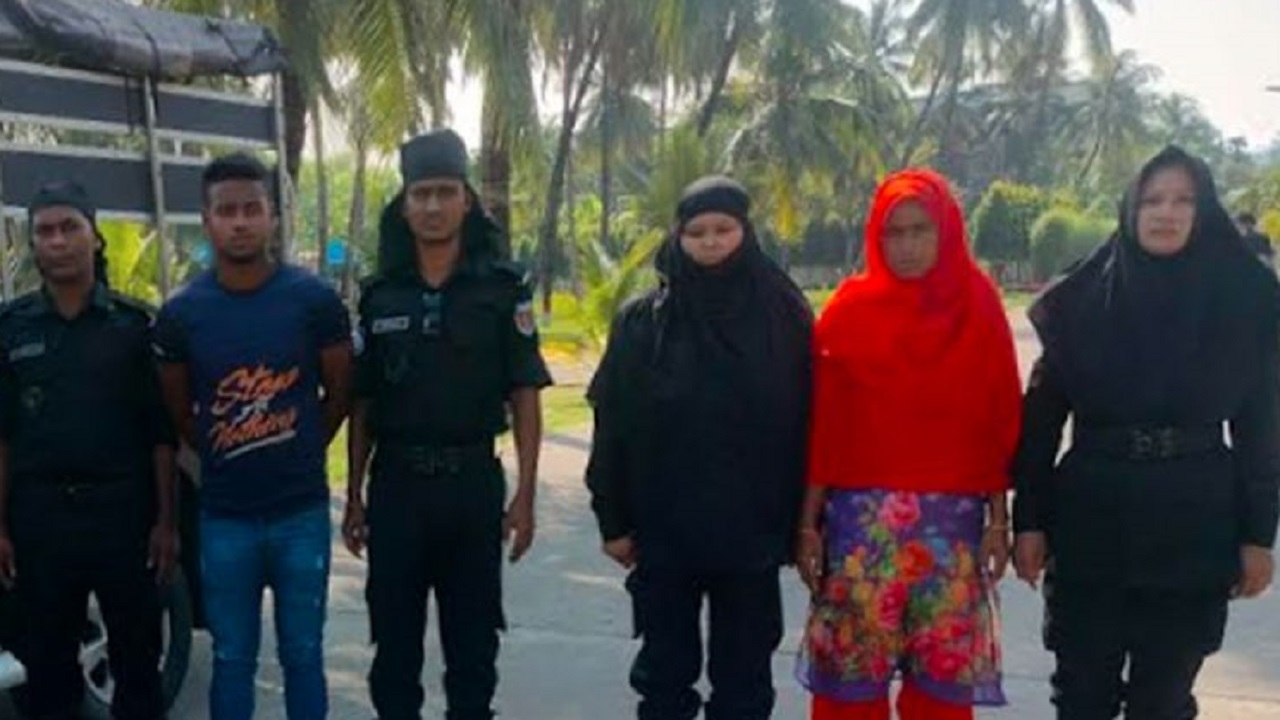 র‌্যাব সদস্যদের মাঝে খুনের অপরাধে গ্রেপ্তার মা ফাতেমা বেগম ও ছেলে শরিফ হোসেন। ছবি : কালবেলা