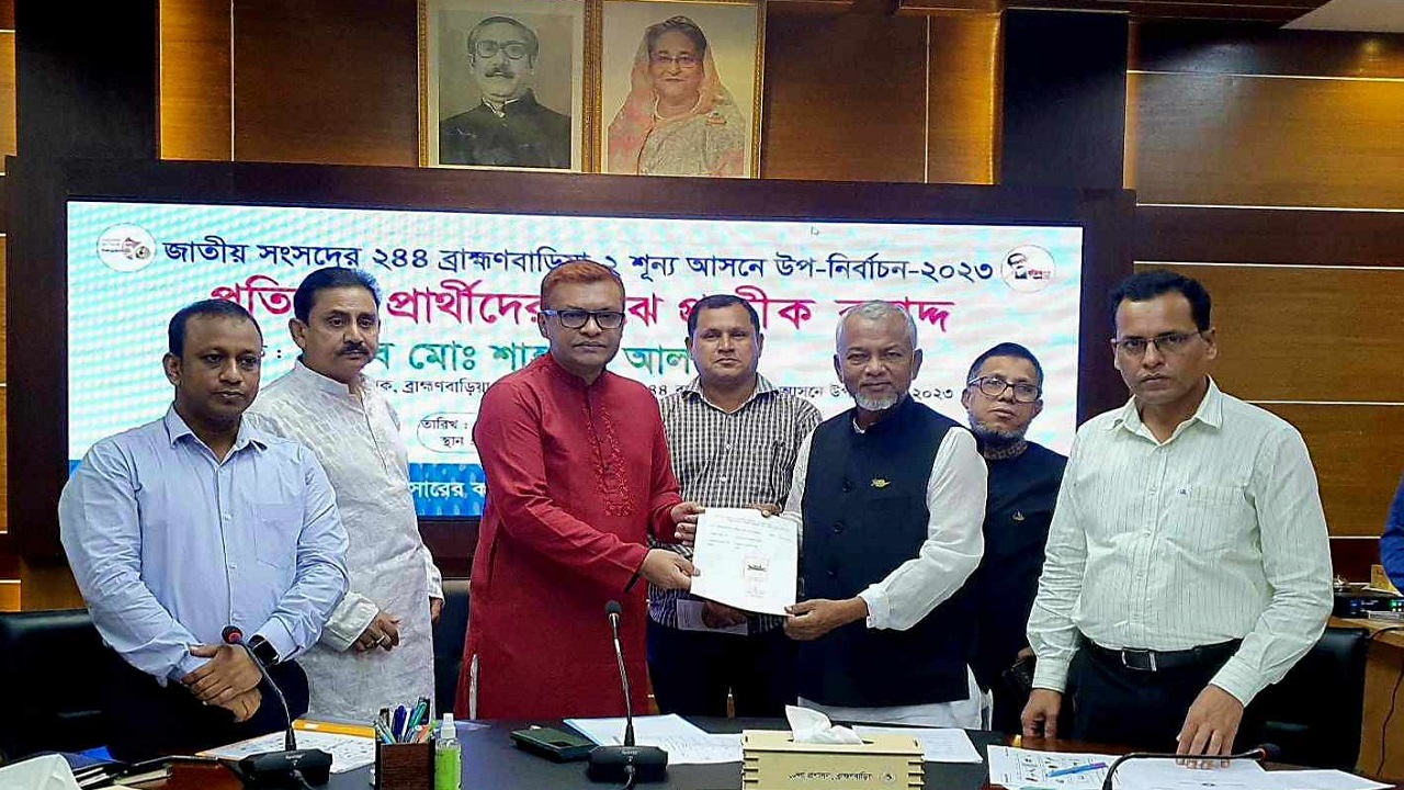 নির্বাচনী প্রতীক বরাদ্দপত্র সংগ্রহ করছেন আওয়ামী লীগ মনোনীত প্রার্থী মো. শাহজাহান আলম সাজু। ছবি : কালবেলা