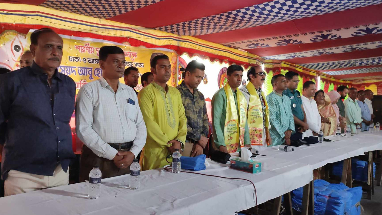 রাজধানীর জুরাইন এলাকায় মন্দিরে নগদ অর্থ সহায়তা, বস্ত্র বিতরণ ও শুভেচ্ছা বিনিময় অনুষ্ঠান। ছবি : কালবেলা