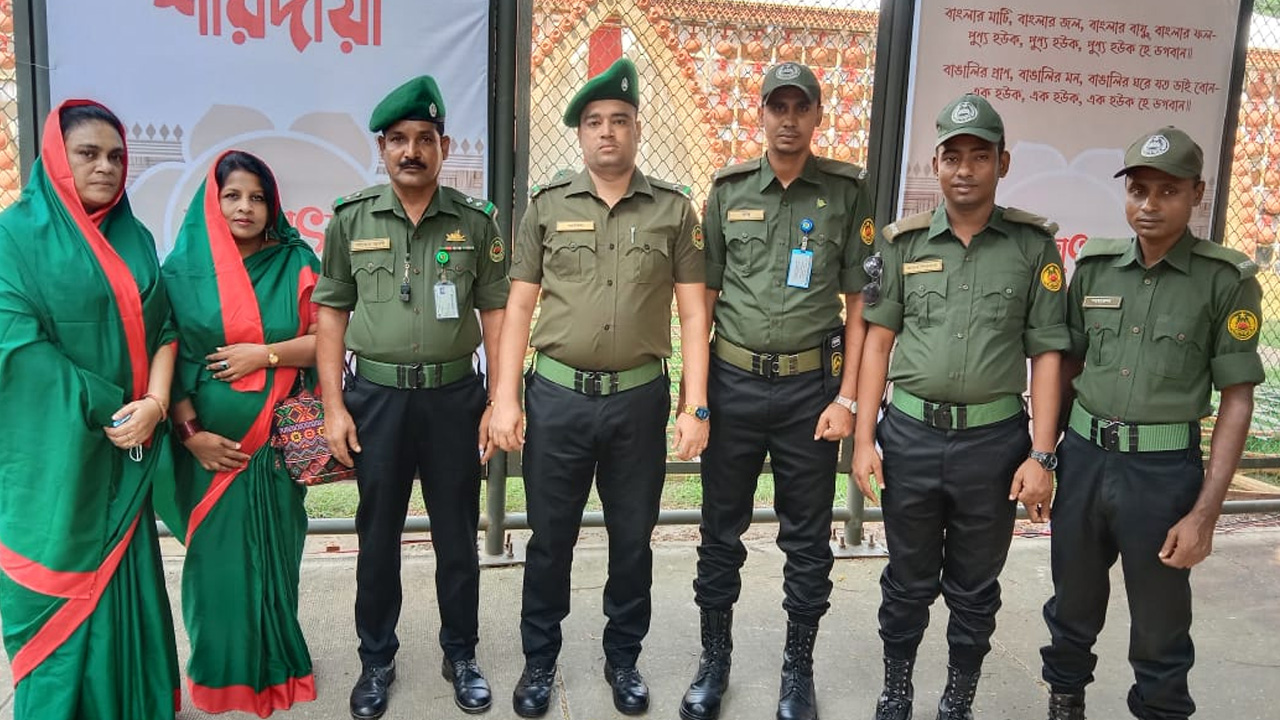 শারদীয় দুর্গাপূজায় রমনা কালী মন্দিরে মোতায়েন আনসার সদস্যরা। ছবি : কালবেলা