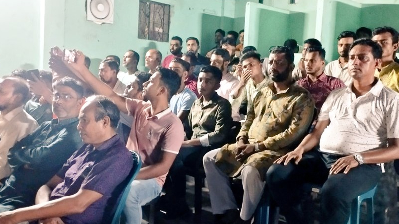 ‘মুজিব : একটি জাতির রূপকার’ দেখছেন ভোলার দর্শকরা। ছবি : কালবেলা