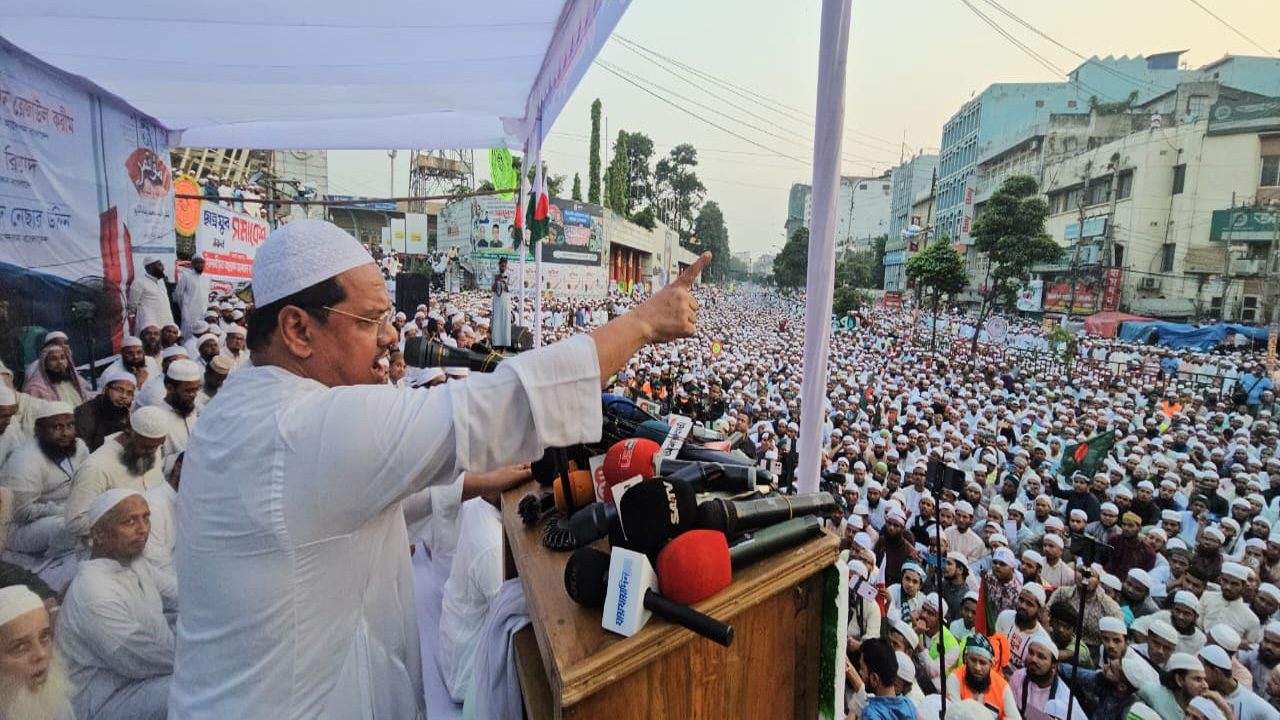 বায়তুল মোকাররমের দক্ষিণ গেটে ছাত্র ও যুবসমাবেশে বক্তব্য দেন মুফতি সৈয়দ মুহাম্মদ রেজাউল করীম। ছবি : কালবেলা