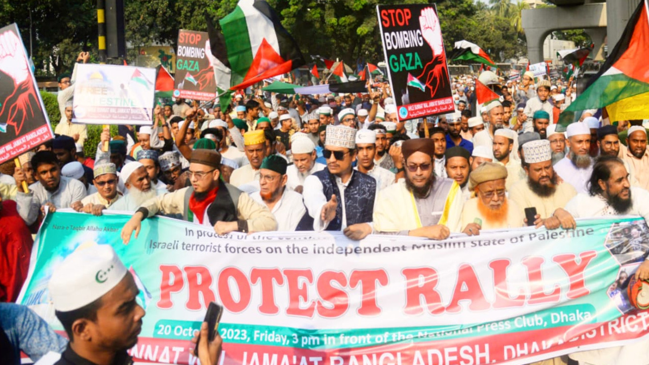 ফিলিস্তিন ইস্যুতে জাতীয় প্রেস ক্লাবের সামনে বিক্ষোভ সমাবেশ করে আহলে সুন্নাত। ছবি : কালবেলা