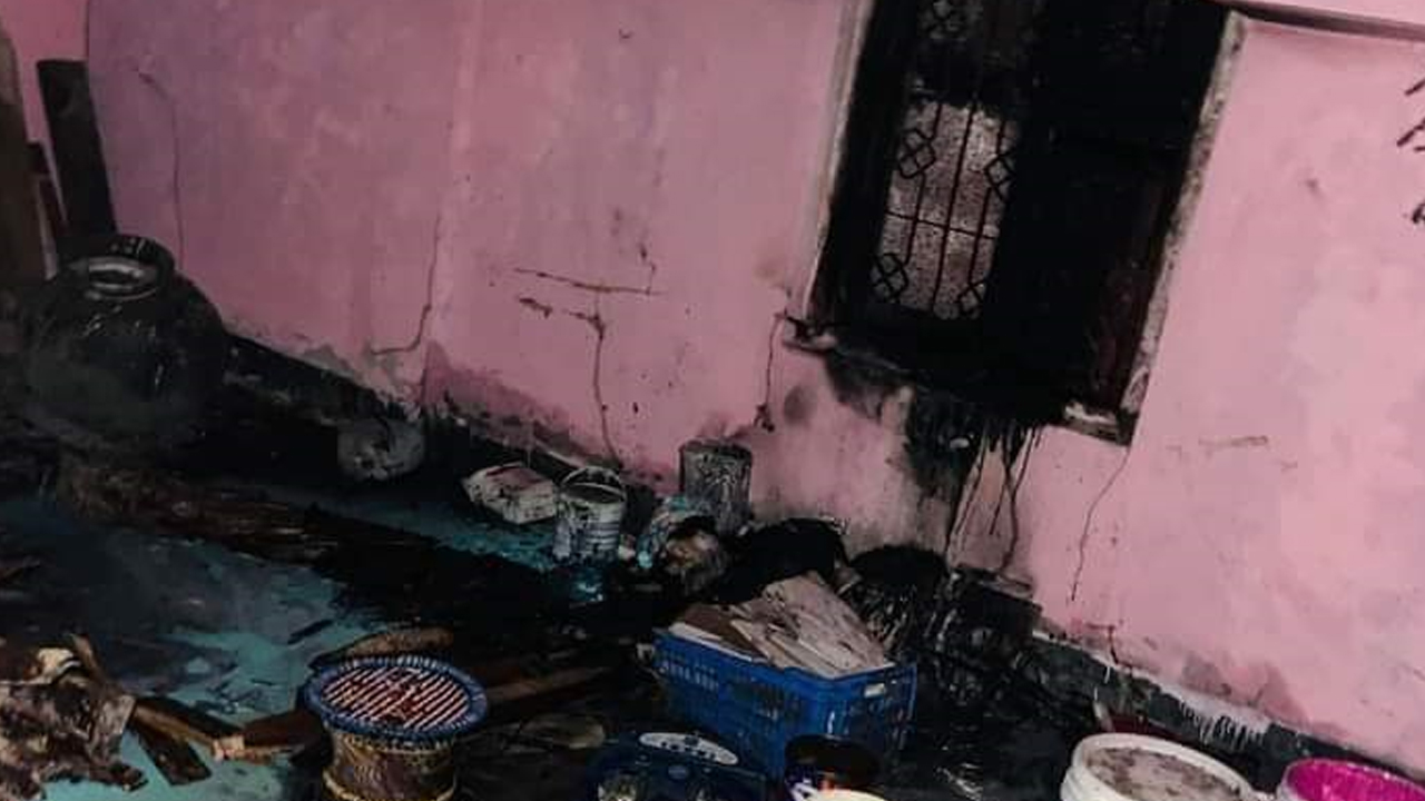 কোম্পানীগঞ্জের চরহাজারী ইউনিয়ন আওয়ামী লীগের সভাপতি নুরুল হুদার রান্নাঘরে আগুন দেয় দুর্বৃত্তরা। ছবি : কালবেলা