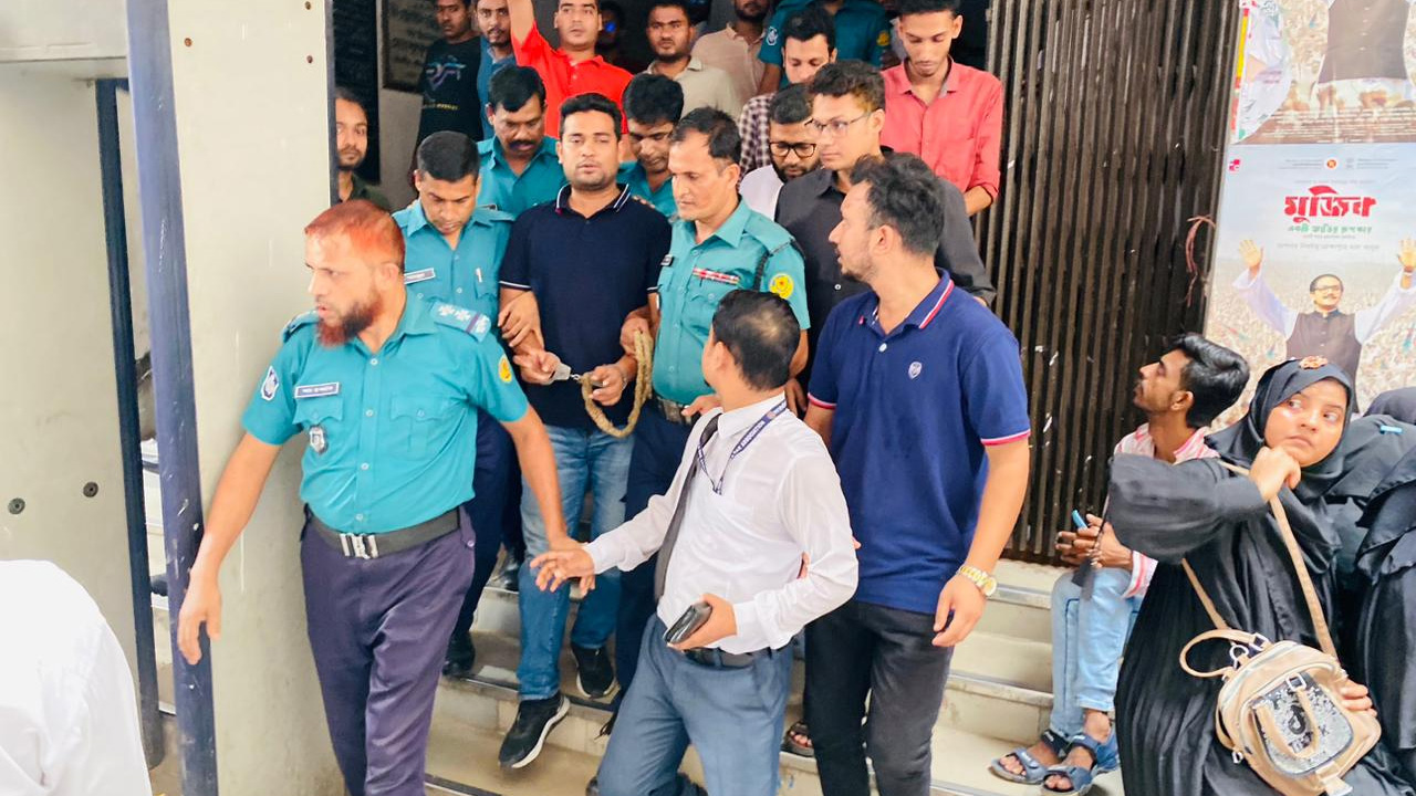 আদালতে হাজির করা হয় ছাত্রদল নেতা কাজী জিয়া উদ্দিন বাসিতকে। ছবি : কালবেলা