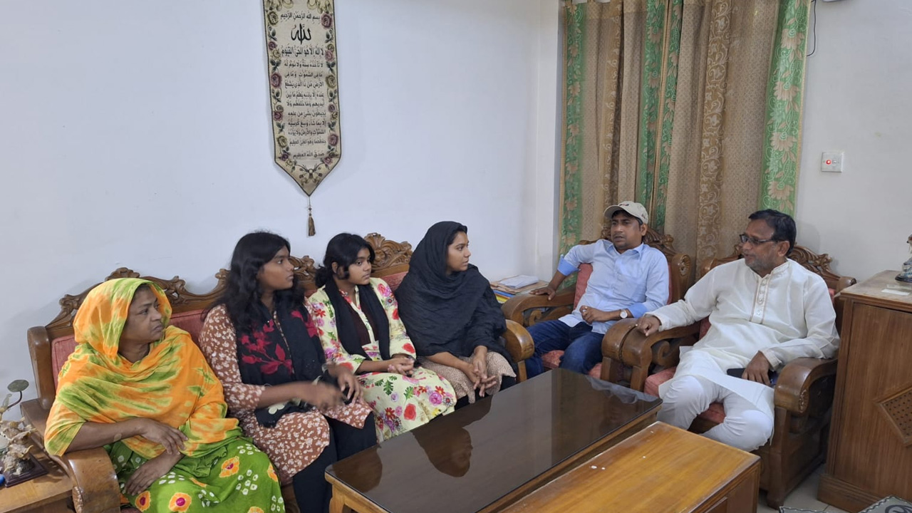 কারাবন্দি আব্দুস সাত্তারের বাসায় যান আহ্বায়ক আব্দুস সালাম। ছবি : কালবেলা
