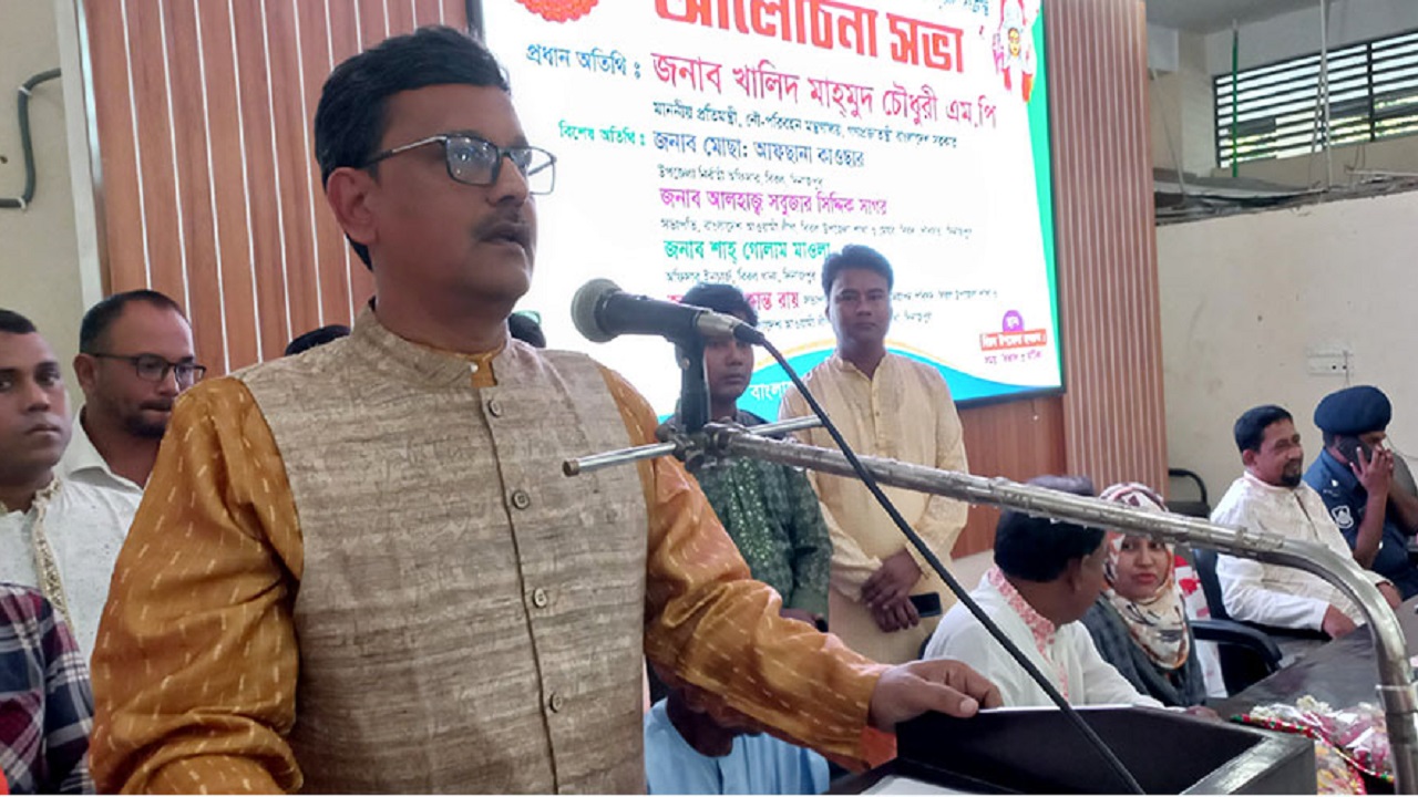 বিরল উপজেলা পরিষদ আয়োজিত অনুষ্ঠানে বক্তব্য দিচ্ছেন নৌপরিবহন প্রতিমন্ত্রী খালিদ মাহমুদ চৌধুরী। ছবি : কালবেলা