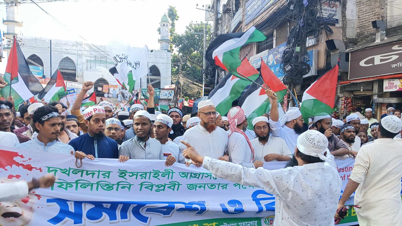 চট্টগ্রাম নগরীর আন্দরকিল্লা শাহি জুমা মসজিদ চত্বরে বিক্ষোভ সমাবেশ করছেন হেফাজতে ইসলামের নেতাকর্মীরা। ছবি : কালবেলা