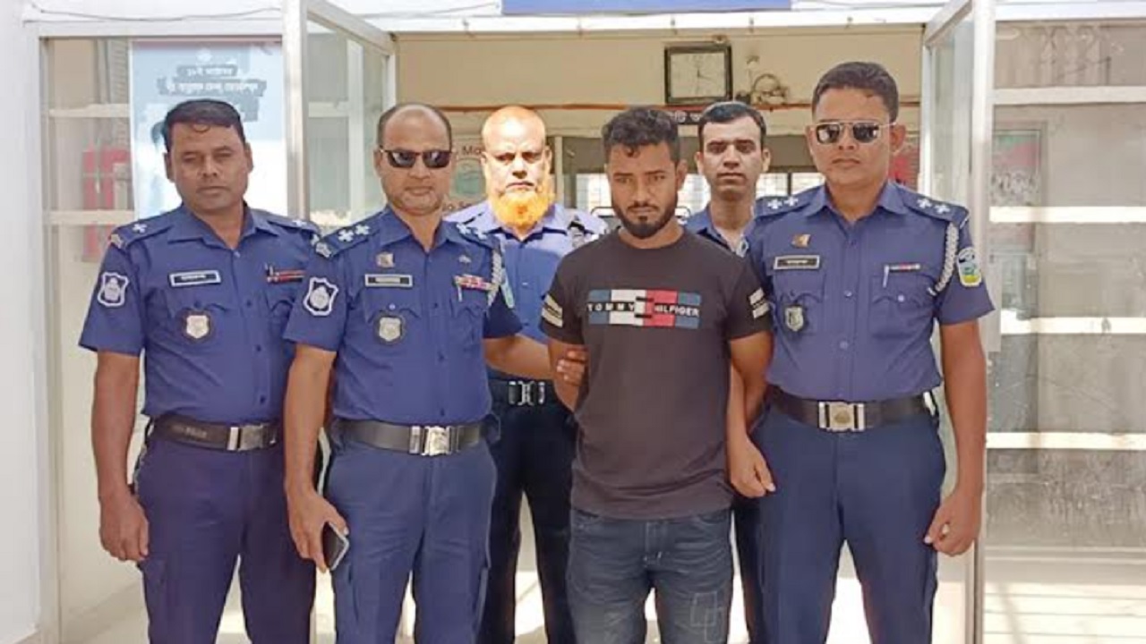 ময়মনসিংহের হালুয়াঘাটে গৃহবধূকে ধর্ষণের ঘটনায় অভিযুক্তকে কারাগারে পাঠানো হয়েছে। ছবি : কালবেলা