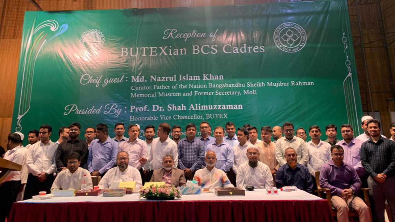 বুটেক্স অডিটোরিয়ামে বিসিএস ক্যাডারদের ক্রেস্ট দিয়ে সংবর্ধনা দেওয়া হয়। ছবি : কালবেলা