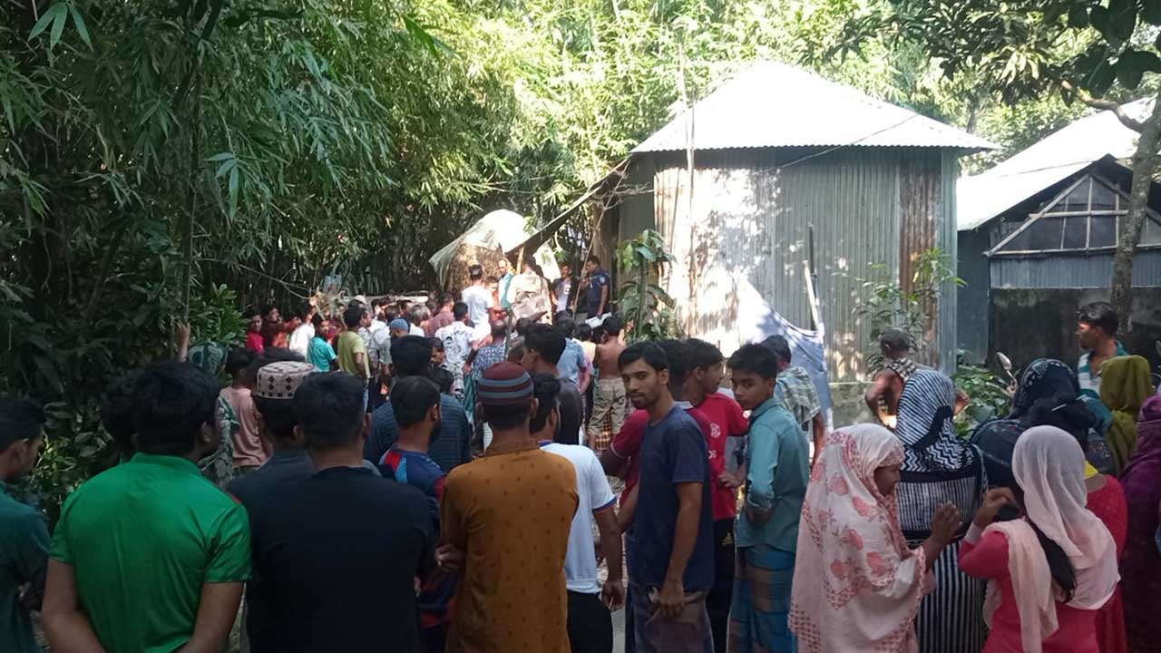 নরসিংদীতে নিহত যুবকের বাড়িতে স্থানীয়দের ভিড়। ছবি : কালবেলা