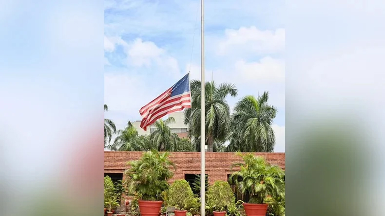 ফিলিস্তিনিদের প্রতি শোক জানিয়ে যুক্তরাষ্ট্রের পতাকা অর্ধনমিত রেখেছে মার্কিন দূতাবাস। ছবি : সংগৃহীত