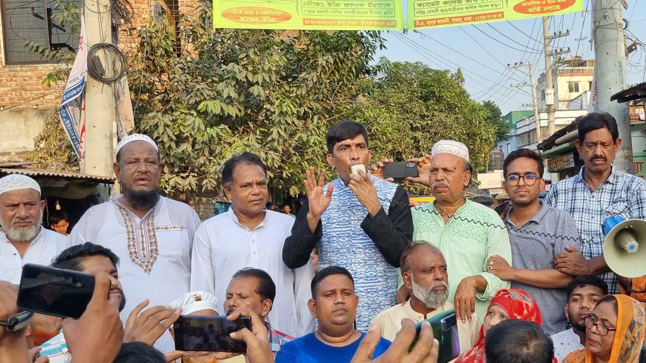 গণসংযোগ কর্মসূচিতে বক্তব্য দেন আশুলিয়া থানা আওয়ামী লীগের সভাপতি ফারুক হাসান তুহিন। ছবি : কালবেলা