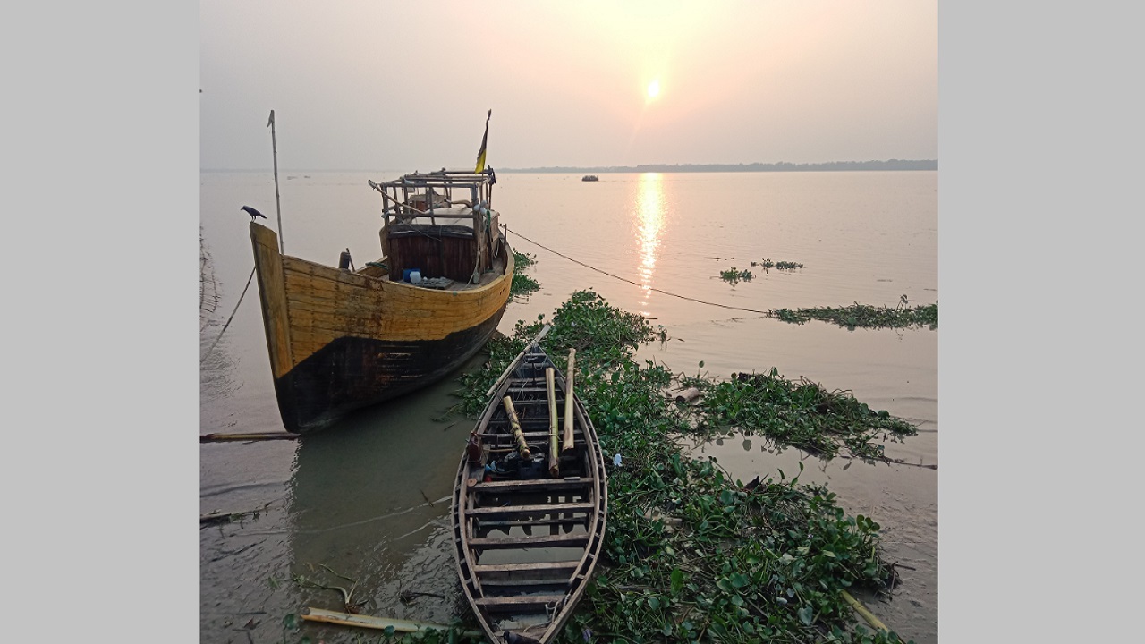 বরগুনার আমতলীতে ঘাটে বাঁধা মাছ ধরার নৌকা। ছবি : কালবেলা
