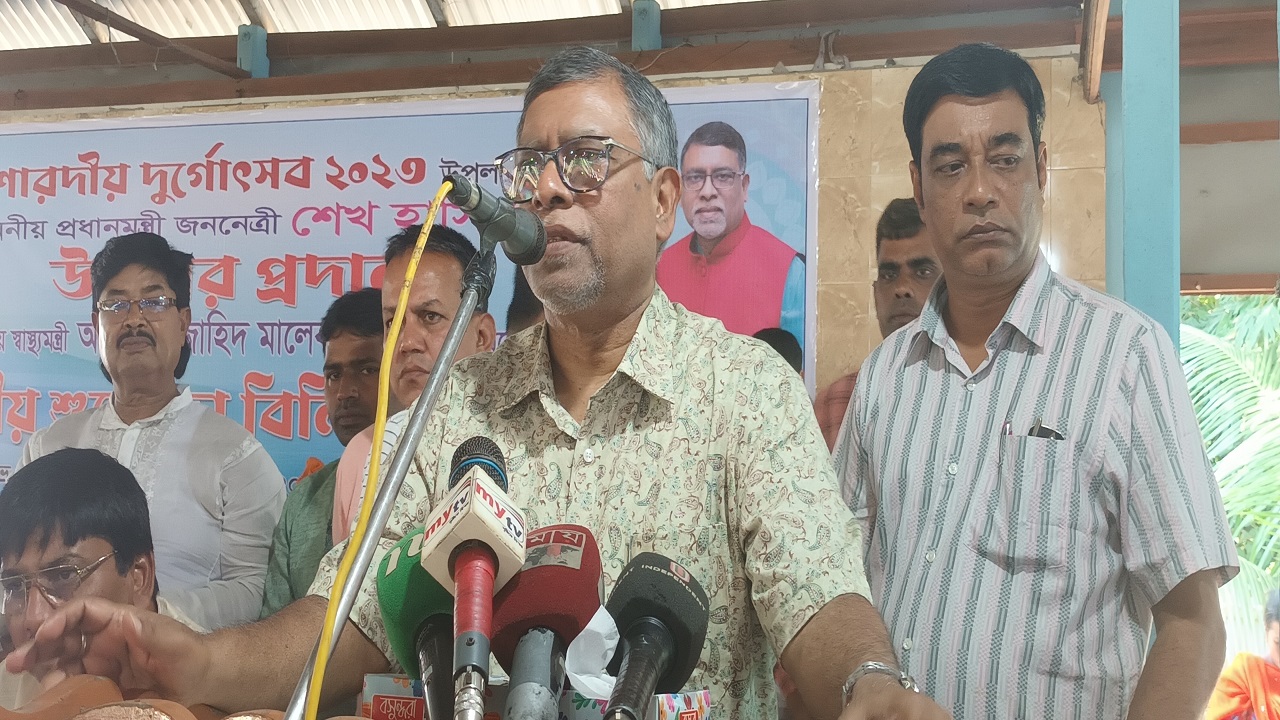 মানিকগঞ্জে প্রধানমন্ত্রীর উপহার প্রদান অনুষ্ঠানে স্বাস্থ্যমন্ত্রী জাহিদ মালেক। ছবি : কালবেলা