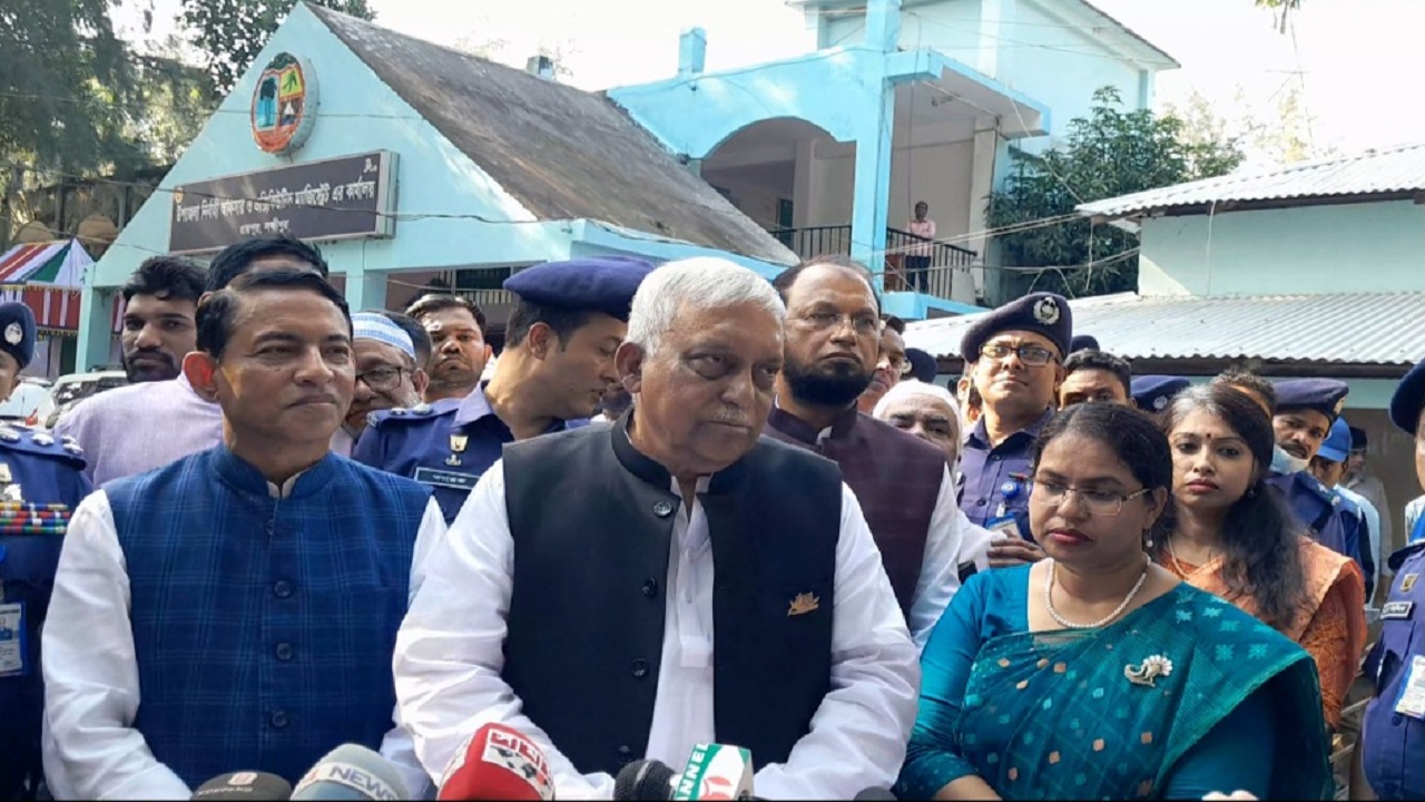 লক্ষ্মীপুরে সাংবাদিকদের সঙ্গে আলাপকালে স্বরাষ্ট্রমন্ত্রী আসাদুজ্জামান খান। ছবি : কালবেলা