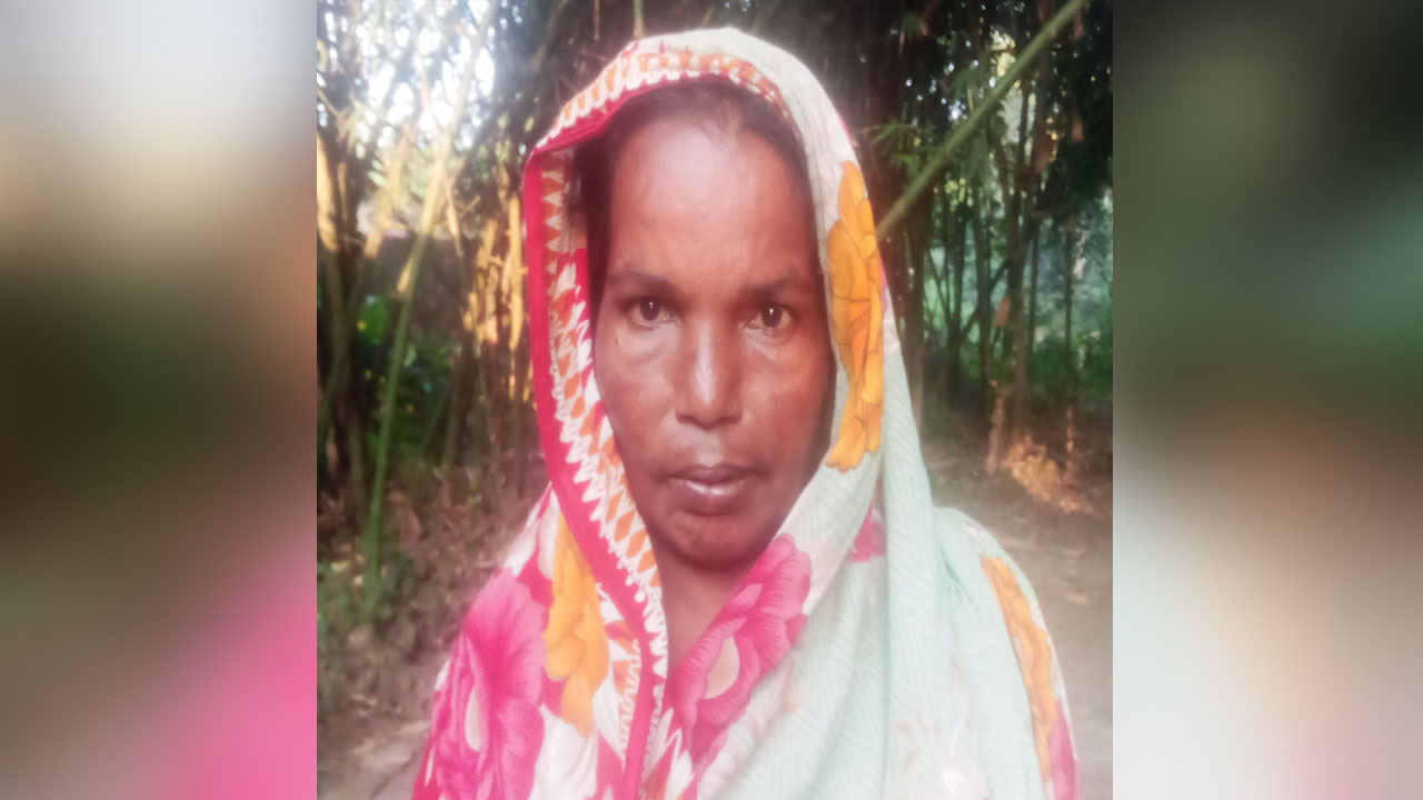 মানসিক প্রতিবন্ধী আখিরন নেছা। ছবি : কালবেলা