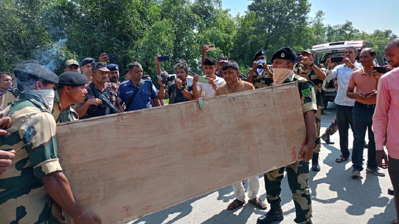 তেঁতুলিয়া সীমান্তে নিহত বাংলাদেশির মরদেহ হস্তান্তর করছেন বিএসএফ সদস্যরা। ছবি : কালবেলা