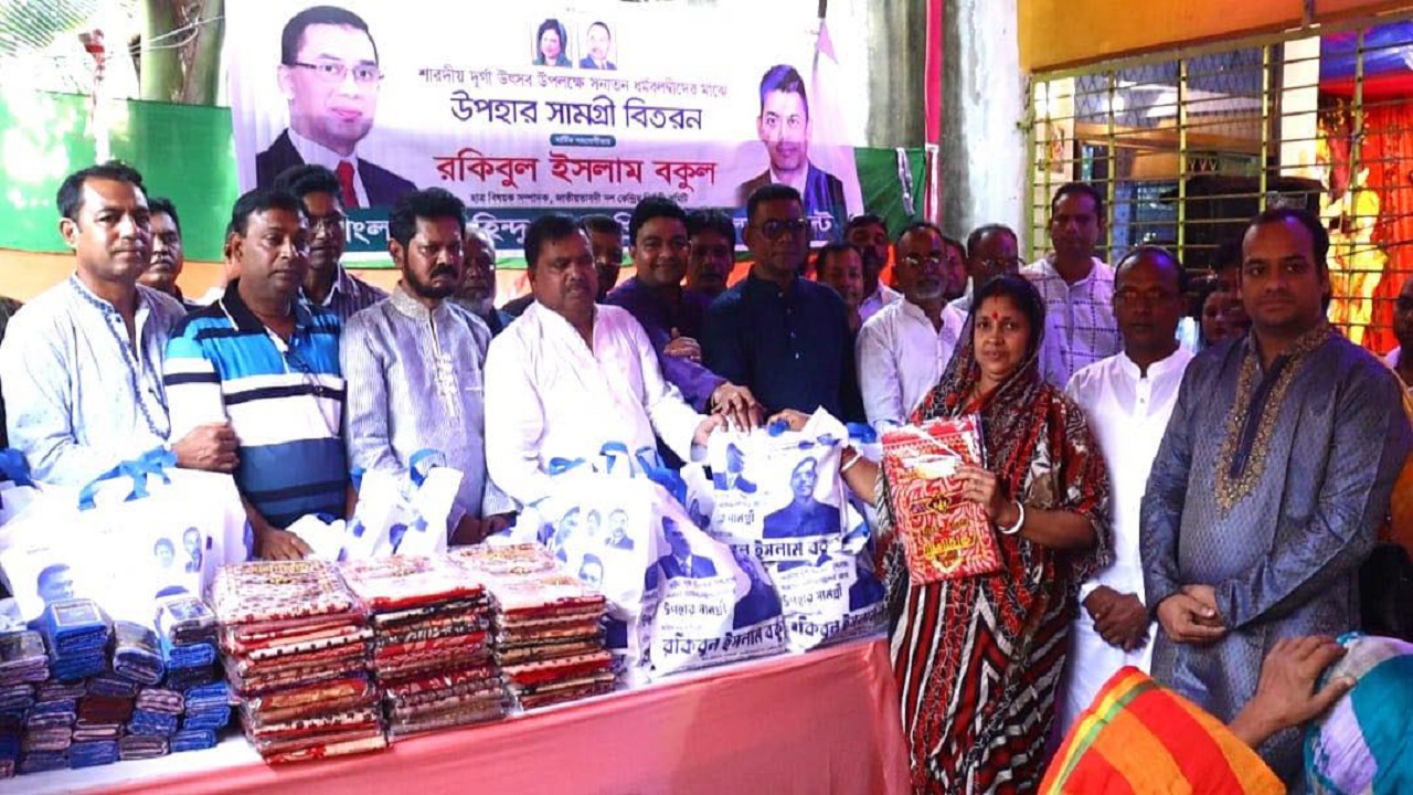 বিএনপি নেতা রকিবুল ইসলাম বকুলের দেওয়া উপহারসামগ্রী গ্রহণ করছেন সনাতন ধর্মাবলম্বীরা। ছবি : কালবেলা