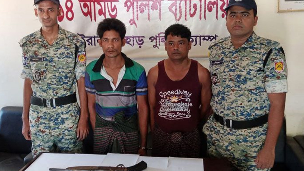 আটক দুই রোহিঙ্গা। ছবি : কালবেলা