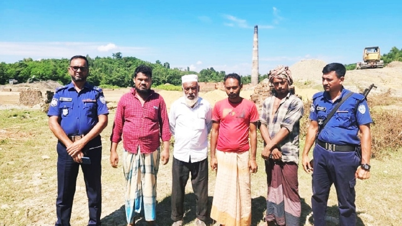 লামায় পাহাড় কাটার দায়ে চারজনের দণ্ড। ছবি : কালবেলা