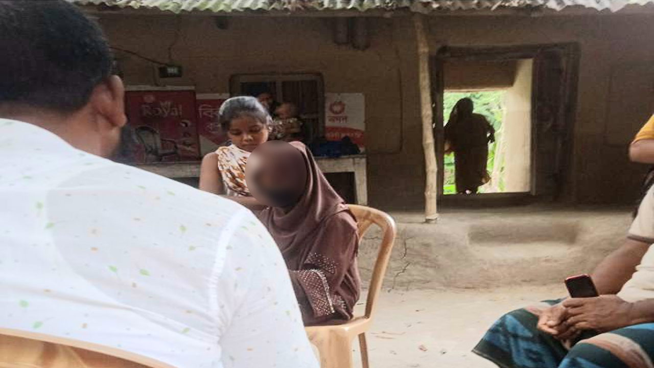 প্রেমিকের বাড়িতে অনশনরত কলেজছাত্রী। ছবি : কালবেলা