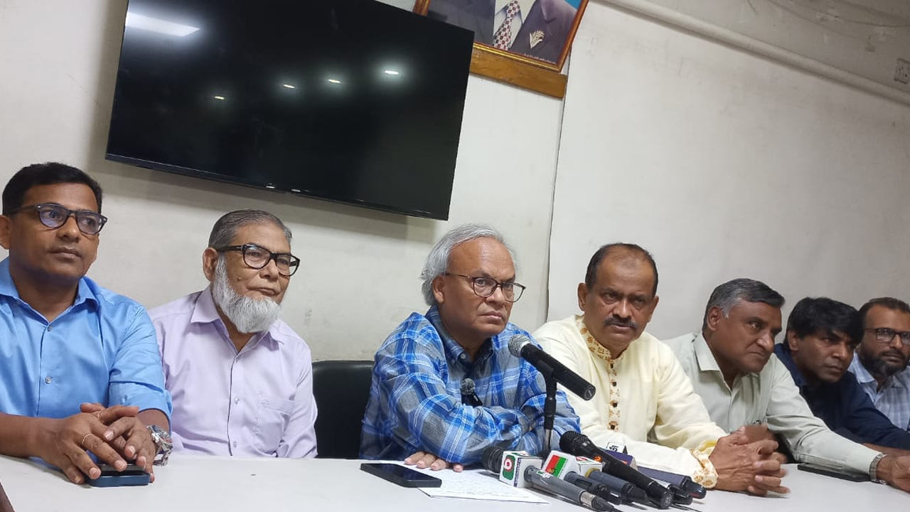নয়াপল্টনে দলের কেন্দ্রীয় কার্যালয়ে এক সংবাদ সম্মেলনে বিএনপির সিনিয়র যুগ্ম মহাসচিব রুহুল কবির রিজভী।