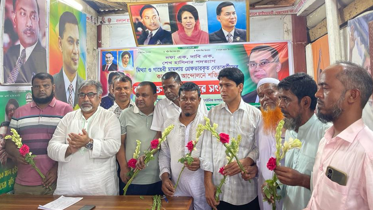ময়মনসিংহের হালুয়াঘাট পুরোনো বাসস্ট্যান্ডে বিএনপির সাংগঠনিক সম্পাদক সৈয়দ এমরান সালেহ প্রিন্স।