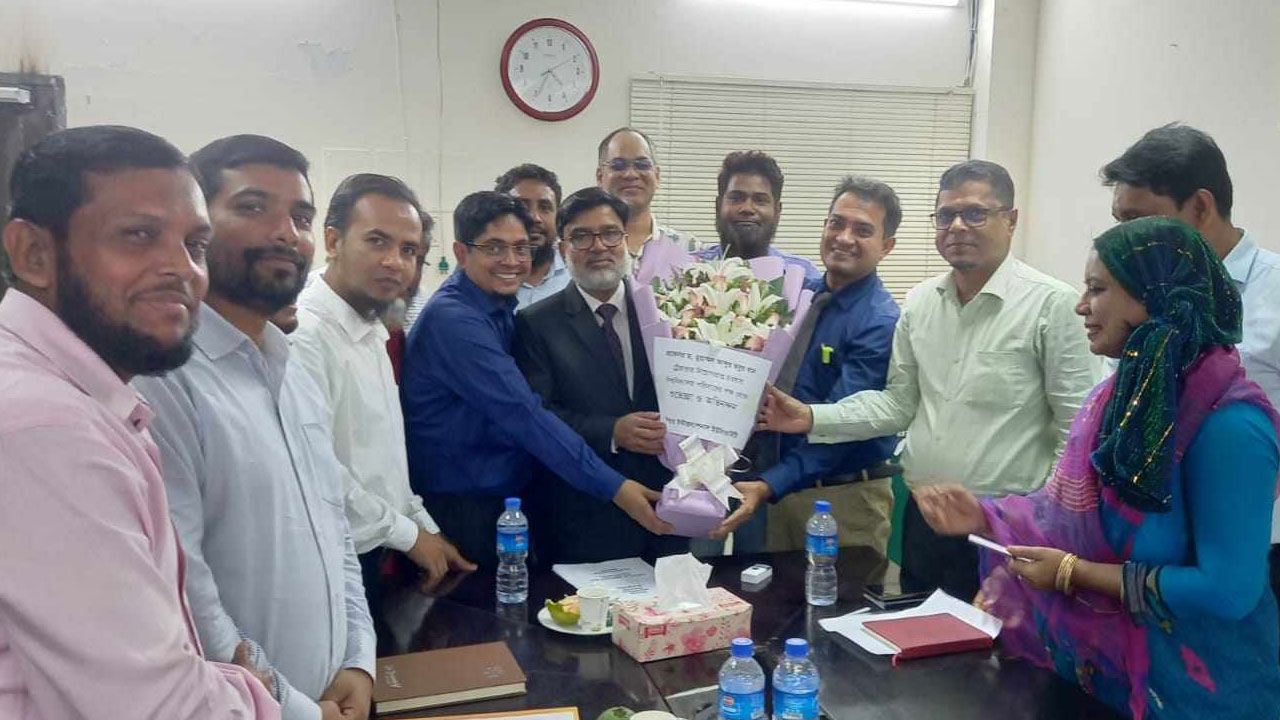 ড. মুহাম্মদ আব্দুছ ছবুর খানকে ফুল দিয়ে অভ্যর্থনা জানাচ্ছেন মানারাত ইউনিভার্সিটির শিক্ষক ও কর্মকর্তারা। ছবি : কালবেলা