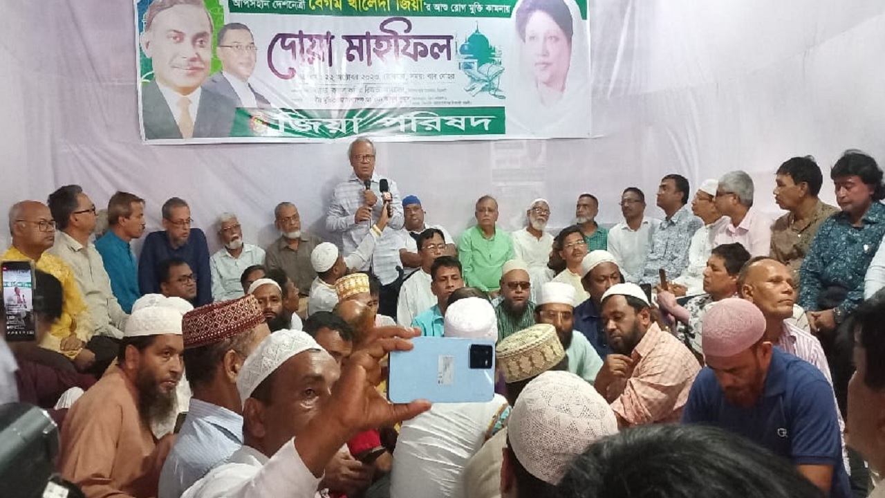 জিয়া পরিষদ আয়োজিত বিএনপির চেয়ারপারসন বেগম খালেদা জিয়ার সুস্থতা কামনায় মিলাদ ও দোয়া মাহফিলে কথা বলছেন রুহুল কবির রিজভী। ছবি : কালবেলা