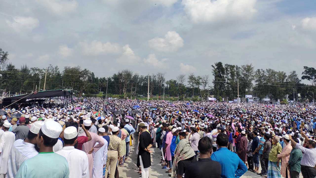সাবেক ধর্ম প্রতিমন্ত্রী অ্যাডভোকেট শাহজাহান মিয়ার দ্বিতীয় জানাজায় মানুষের ঢল। ছবি : কালবেলা