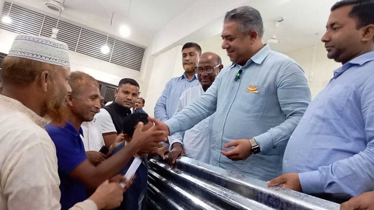রংপুরের মিঠাপুকুরে ঝড়ে ক্ষতিগ্রস্তদের মাঝে ঢেউটিন ও নগদ টাকা বিতরণ করছেন কেন্দ্রীয় আওয়ামী লীগের প্রচার ও প্রকাশনা উপকমিটির সদস্য রাশেক রহমান। ছবি : কালবেলা