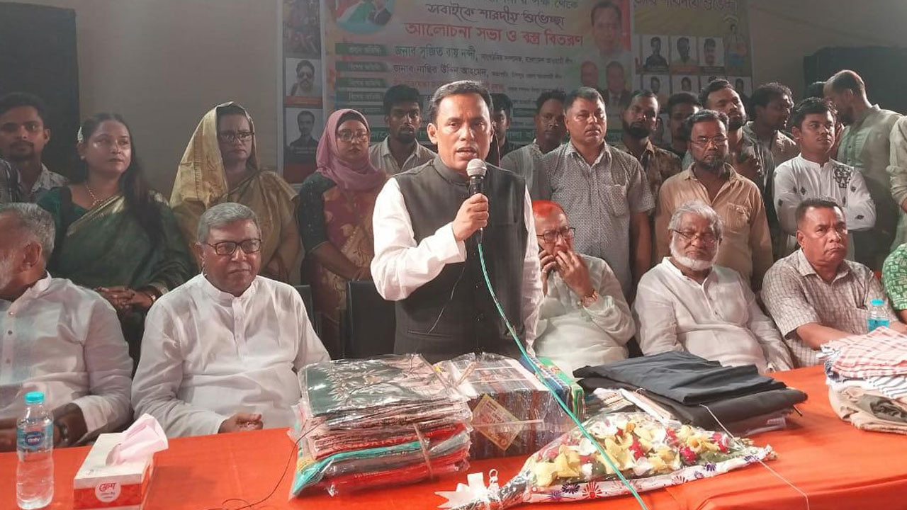 চাঁদপুর শহরের স্বর্ণখোলা হরিজন কলোনিতে আওয়ামী লীগের সাংগঠনিক সম্পাদক সুজিত রায় নন্দী।