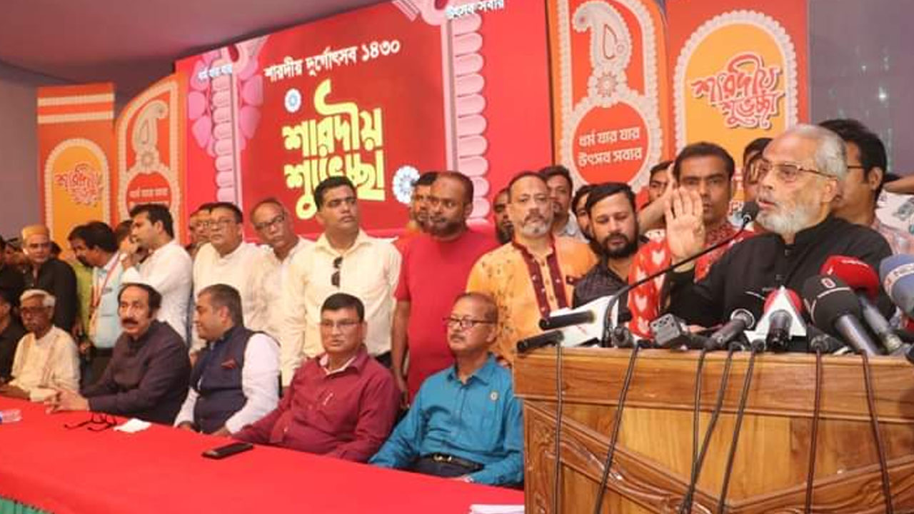 ঢাকেশ্বরী মন্দিরে শারদীয় দুর্গাপূজা মণ্ডপ পরিদর্শন শেষে সুধি সমাবেশে জাতীয় পার্টি চেয়ারম্যান গোলাম মোহাম্মদ কাদের।