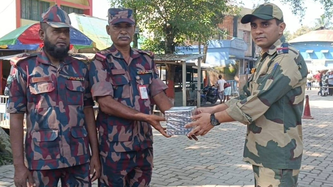 হিলি সীমান্তে বিএসএফকে মিষ্টি দিয়ে বিজিবির শুভেচ্ছা। ছবি : কালবেলা