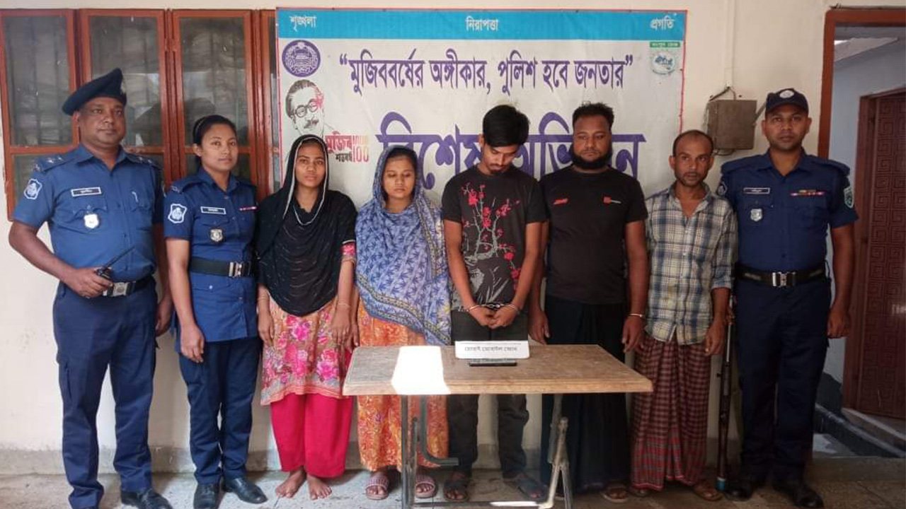 লালমনিরহাটে অটোরিকশা চোরচক্রের পাঁচ সদস্য আটক। ছবি : কালবেলা