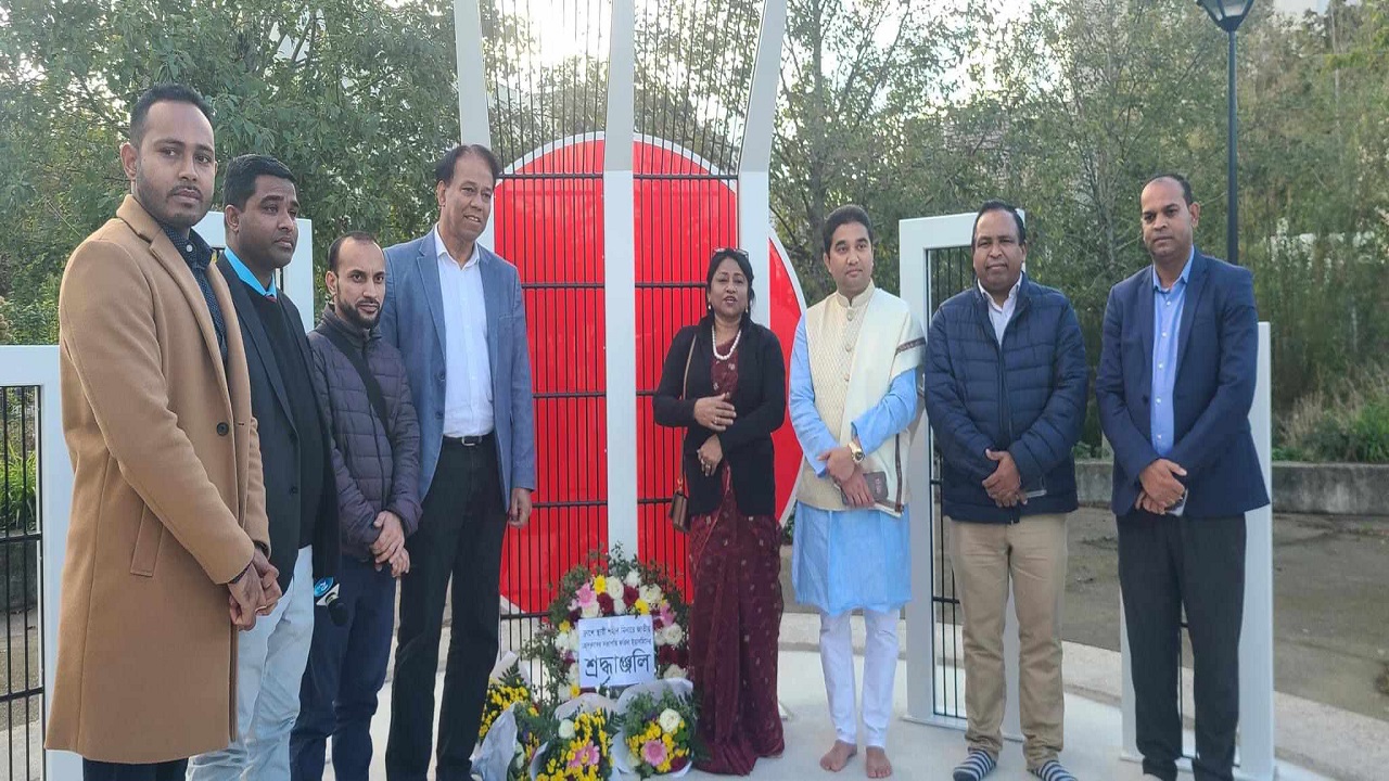 প্যারিসের প্রথম স্থায়ী শহীদ মিনারে শ্রদ্ধা জানাচ্ছেন জাতীয় প্রেসক্লাবের সভাপতি ফরিদা ইয়াসমিন।